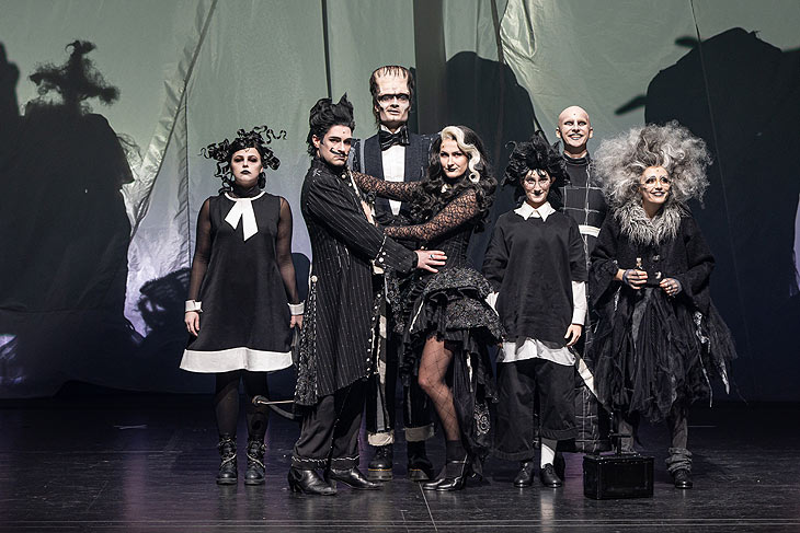 The Addams Family - Familienfoto - Theaterakademie August Everding (©Foto: Lioba Schoeneck) 